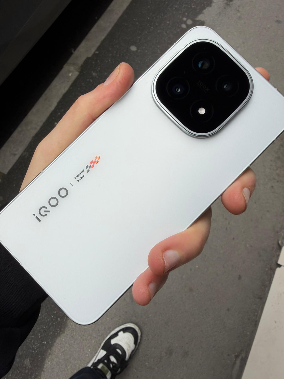 WhatsApp Image 2026-02-16 at 22.58.57 (2) 🏁 vivo iQOO 15 – BMW M EDITION 1tb/16 - Görsel 1